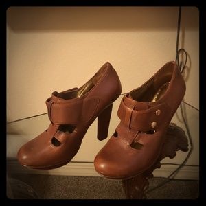 BCBG L3ATHER BOOTIES SZ 6